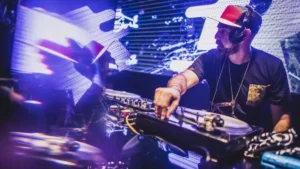 چطور دی جی ها از اجرای زنده درآمد پایدار بسازند؟