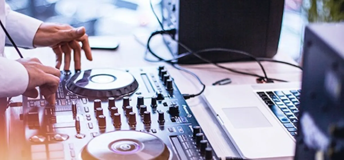 نقش دی‌جی در مدیریت زمان و لحظات کلیدی مراسم