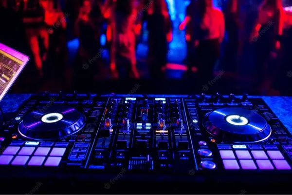 راهنمای انتخاب دی جی حرفه ای برای مراسم